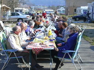  Kaffeetafel  bei schönstem Sonnenschein am Sonntag 